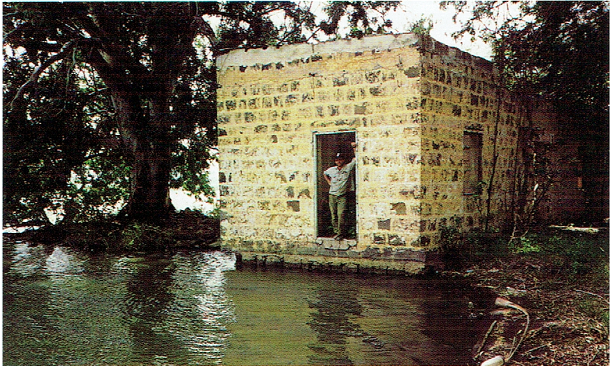 A lookout built by the Syrian army in the early 1950s on the el-Araj shore. Today, when the Sea of Galilee reaches its maximum level, the lake's waters lap at the foundations of this building.