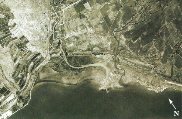 Aerial photograph (1967) of the Sea of Galilee's northeastern sector, including the outlet of the Jordan River, the Beteia and the el-Araj coast.
