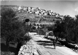 Photograph of the Arab village of Qalunya as it was in 1918. Image courtesy of <a href="https://commons.wikimedia.org/wiki/File:Qalunya_1918.jpg"_blank">Wikimedia Commons</a>.