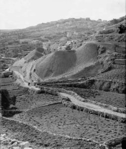 Weill's dumps in the location of the tower he discovered near the Siloam pool after his excavations in Jerusalem and before 1935. Image courtesy of <a href="https://commons.wikimedia.org/wiki/File:Excavations_on_Ophel._Site_of_the_excavations_LOC_matpc.05082.jpg" target="_blank" rel="noopener noreferrer" class="nolightbox">Wikimedia Commons</a>.